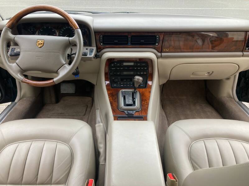 Imagen 32/76 de Jaguar XJ12 6.0 (1995)