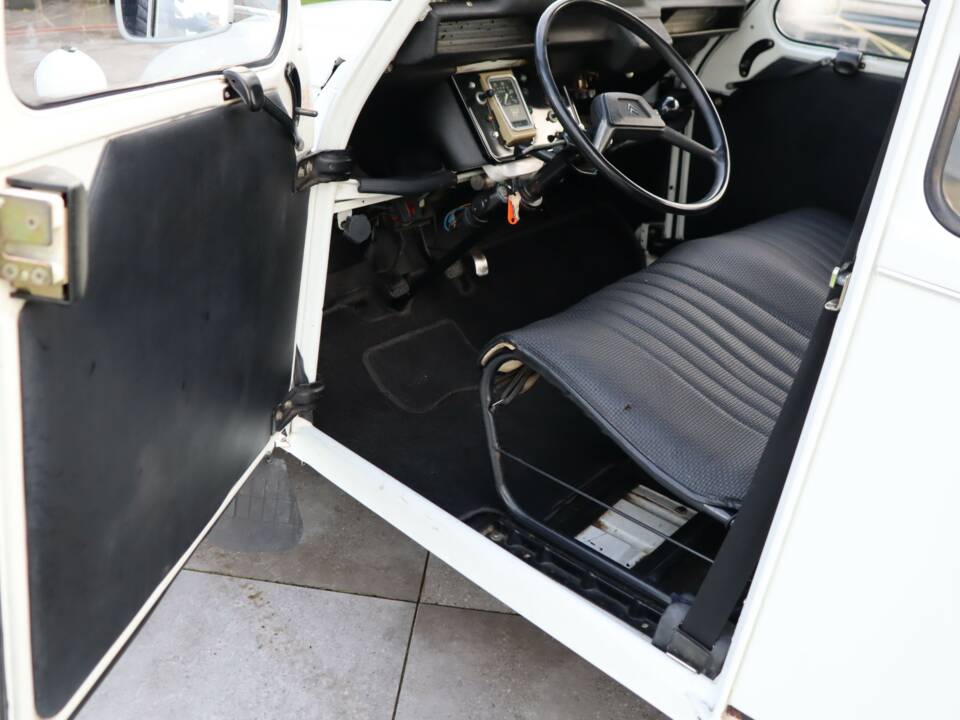 Image 17/50 of Citroën 2 CV 6 (1985)