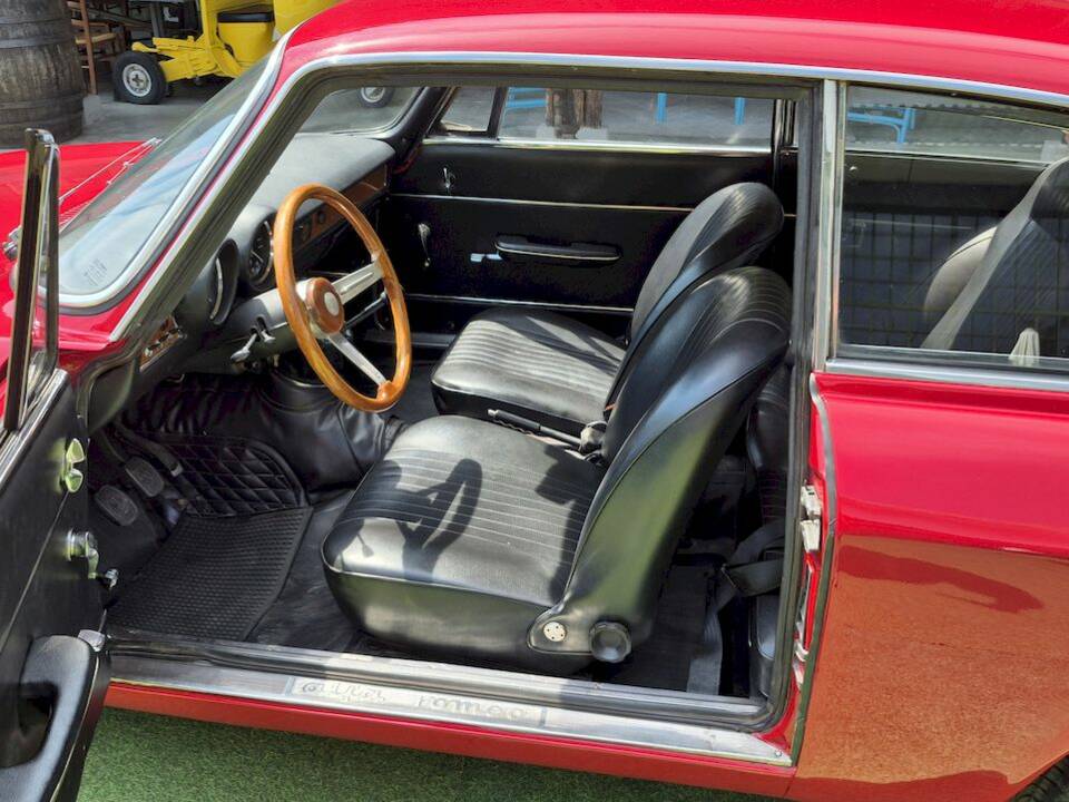 Image 19/50 de Alfa Romeo Giulia GT 1300 Junior (1971)