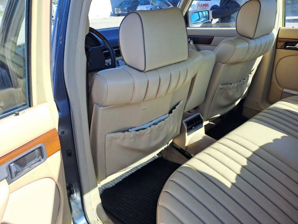 Image 42/50 of Mercedes-Benz 300 SE (1990)