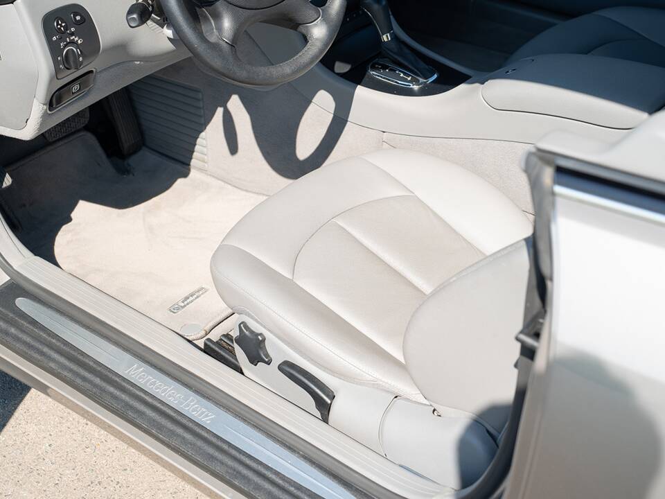 Image 29/49 of Mercedes-Benz CLK 280 (2006)