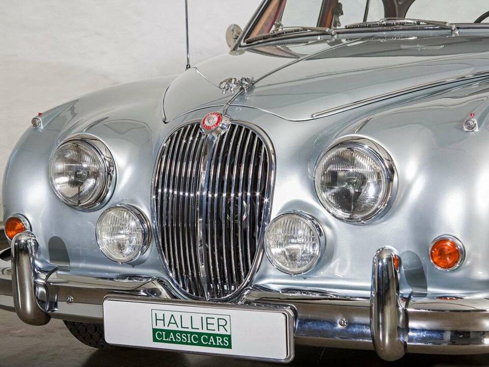 Image 2/20 of Jaguar Mk II 3.8 (1962)