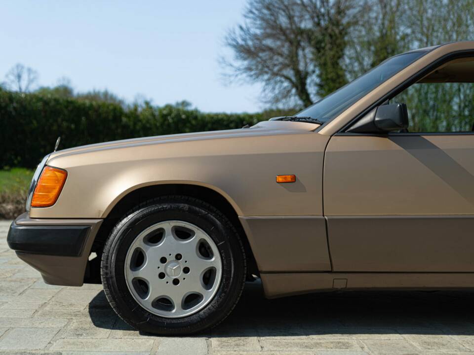 Image 20/46 de Mercedes-Benz 300 CE (1988)