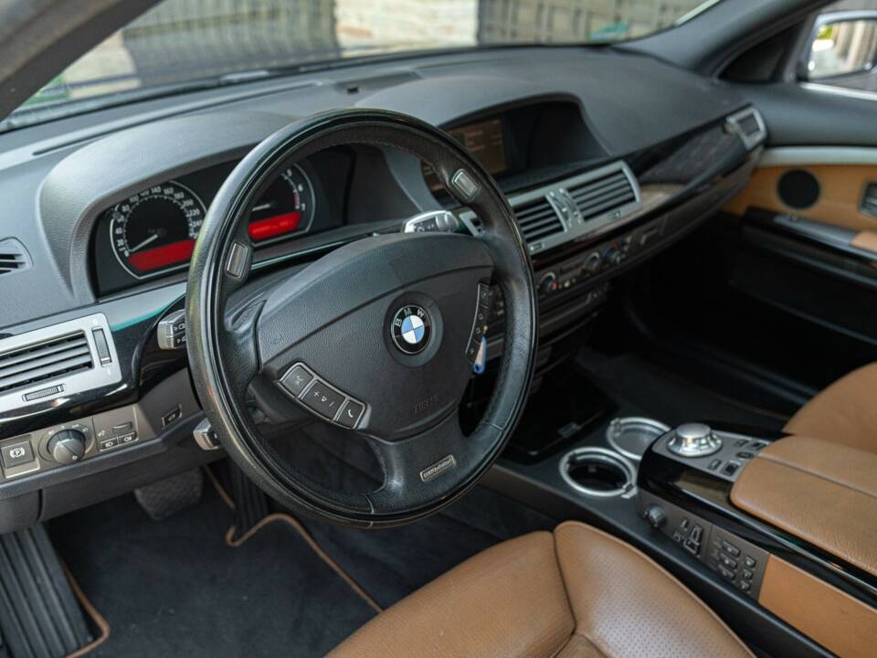 Bild 37/50 von BMW 745Li (2001)