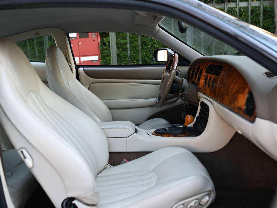 Image 20/23 of Jaguar XK8 4.0 (1998)