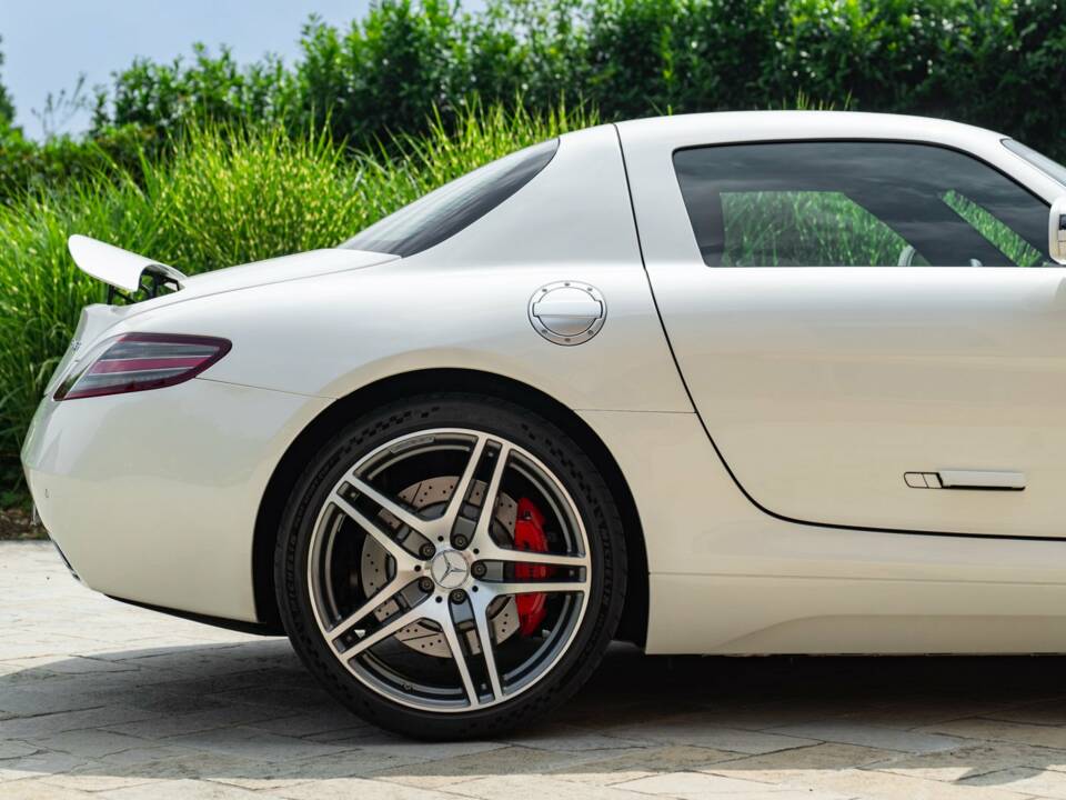Image 16/50 of Mercedes-Benz SLS AMG (2010)