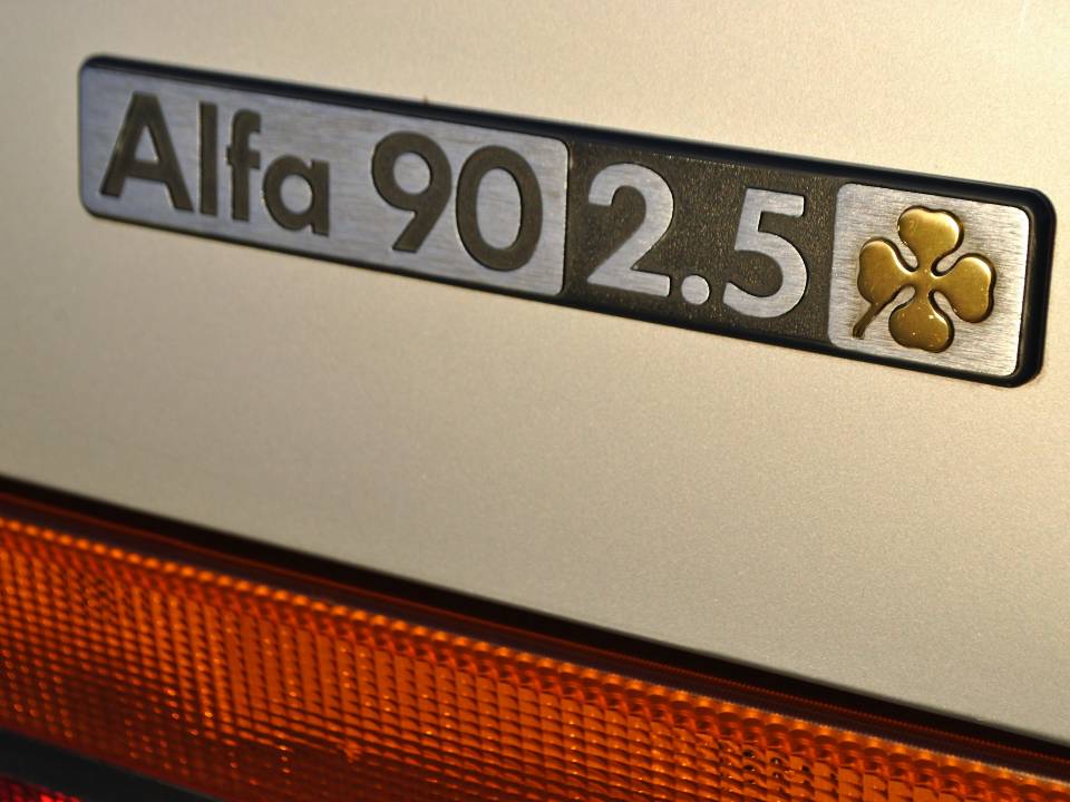 Image 32/49 de Alfa Romeo 90 2.5 Quadrifoglio Oro (1988)