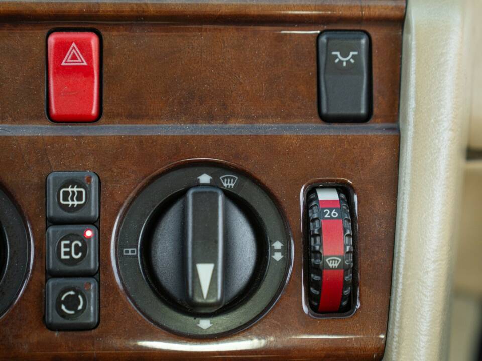 Afbeelding 31/50 van Mercedes-Benz 200 CE (1992)