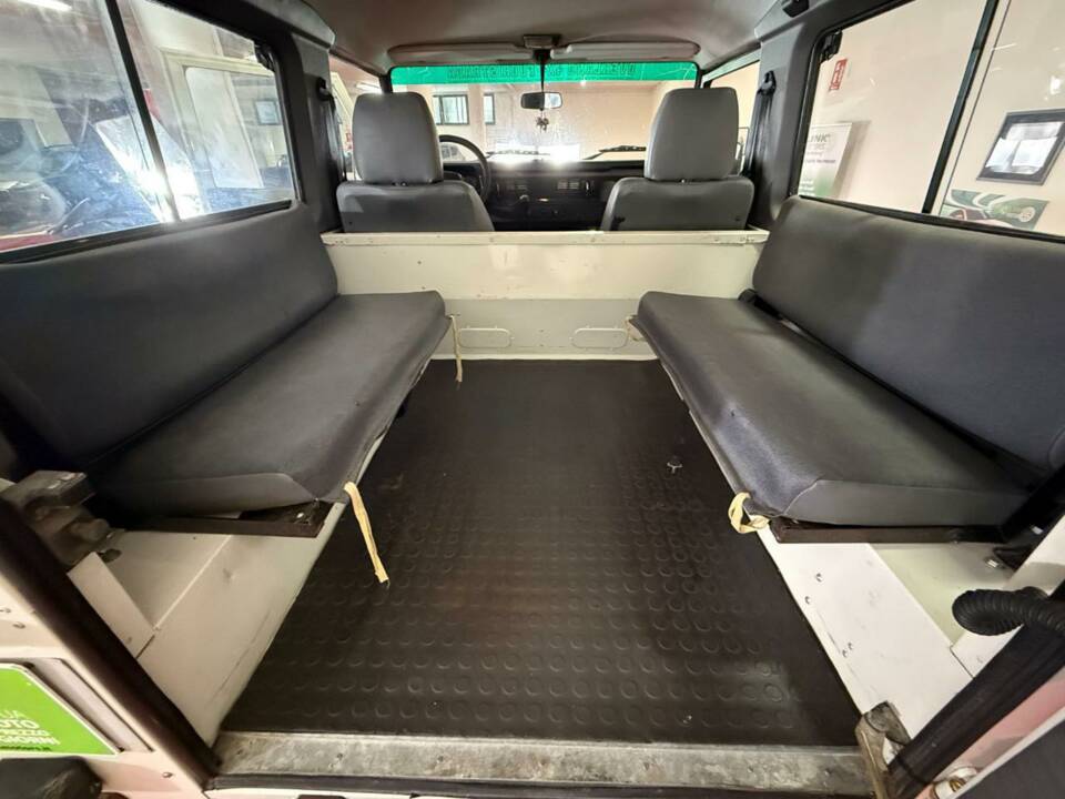 Bild 13/27 von Land Rover Defender 90 Td5 (2000)