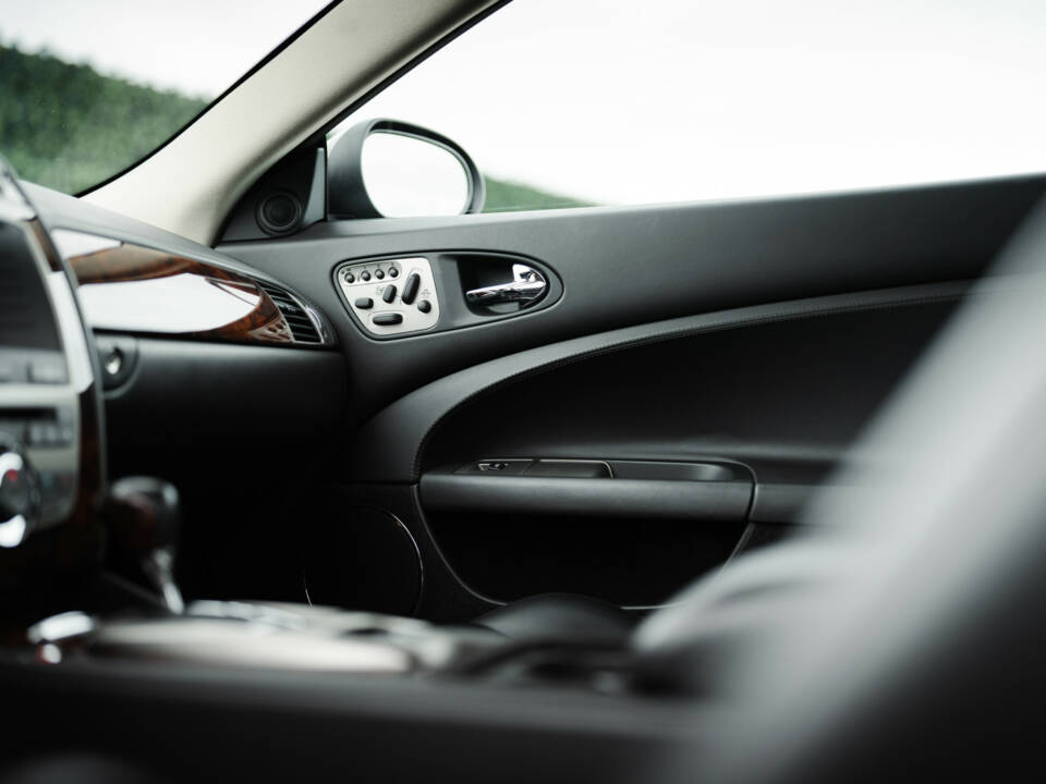 Image 32/33 of Jaguar XKR (2008)