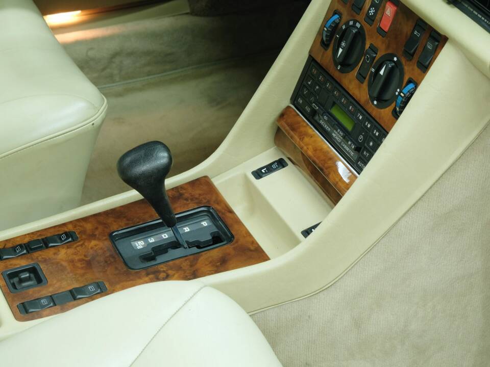 Bild 36/50 von Mercedes-Benz 380 SE (1984)