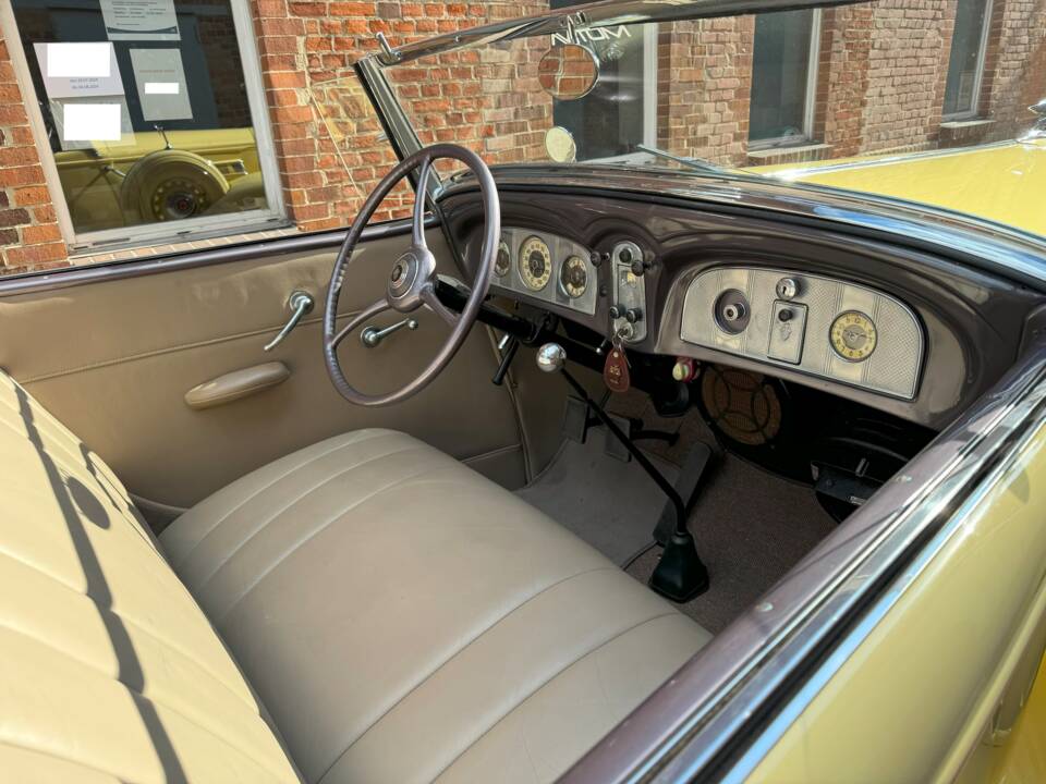 Image 20/75 of Packard One-Twenty (1936)