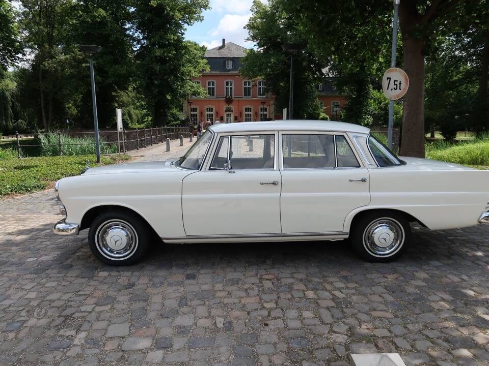 Image 3/32 of Mercedes-Benz 200 D (1966)