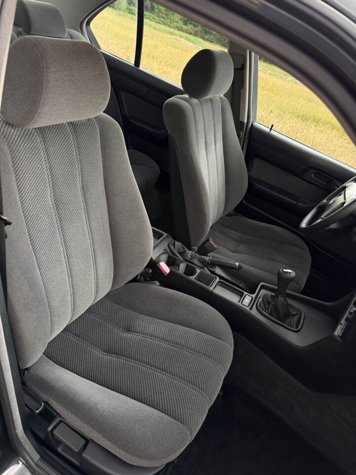 Bild 9/19 von BMW 518i (1993)