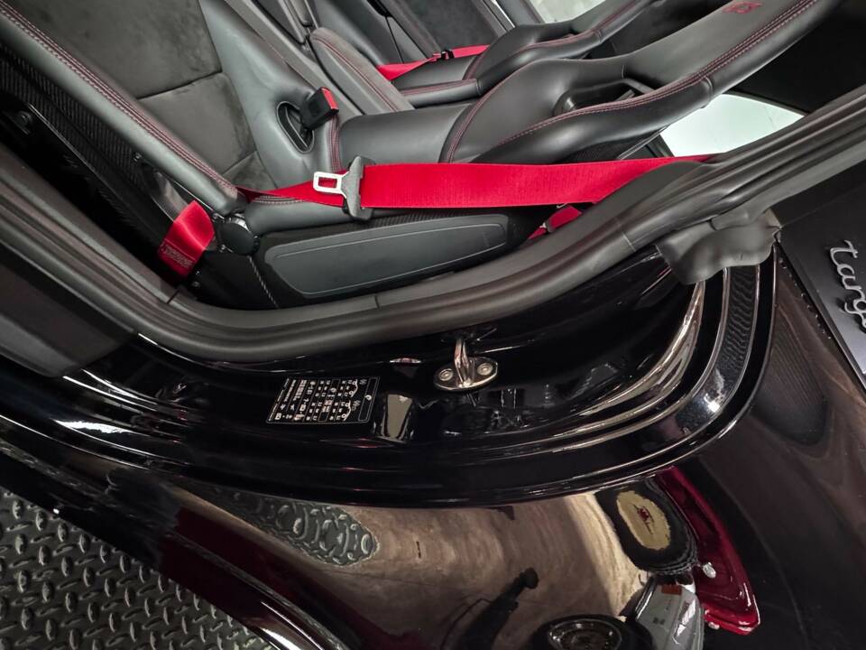 Image 17/19 of Porsche 911 Targa 4 GTS (1900)