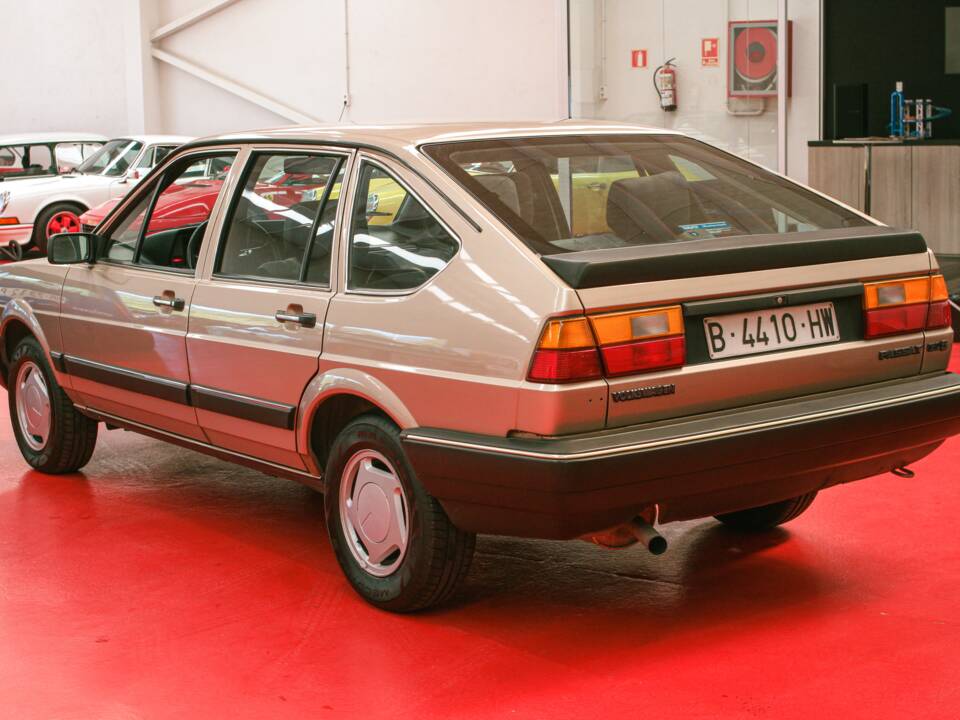 Afbeelding 10/37 van Volkswagen Passat 2.0 (1987)