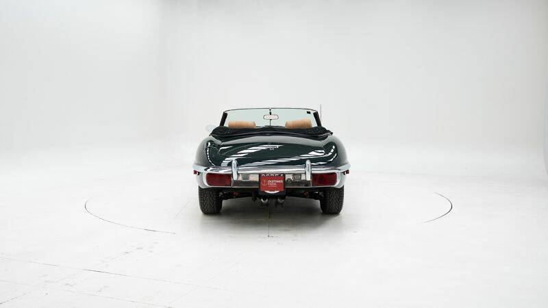 Image 2/15 de Jaguar E-Type (1970)