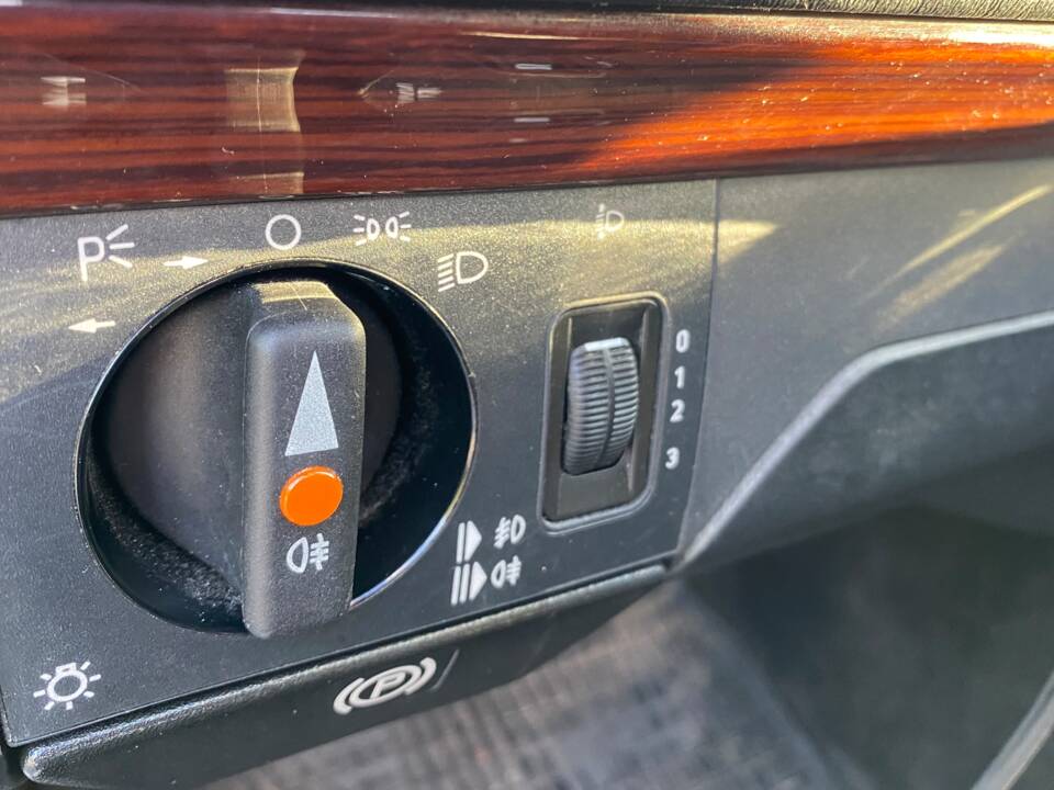 Immagine 10/19 di Mercedes-Benz E 200 (1993)
