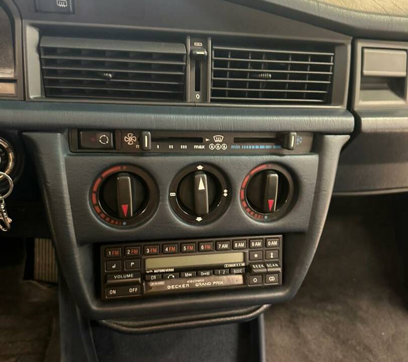 Bild 35/69 von Mercedes-Benz 190 E (1988)