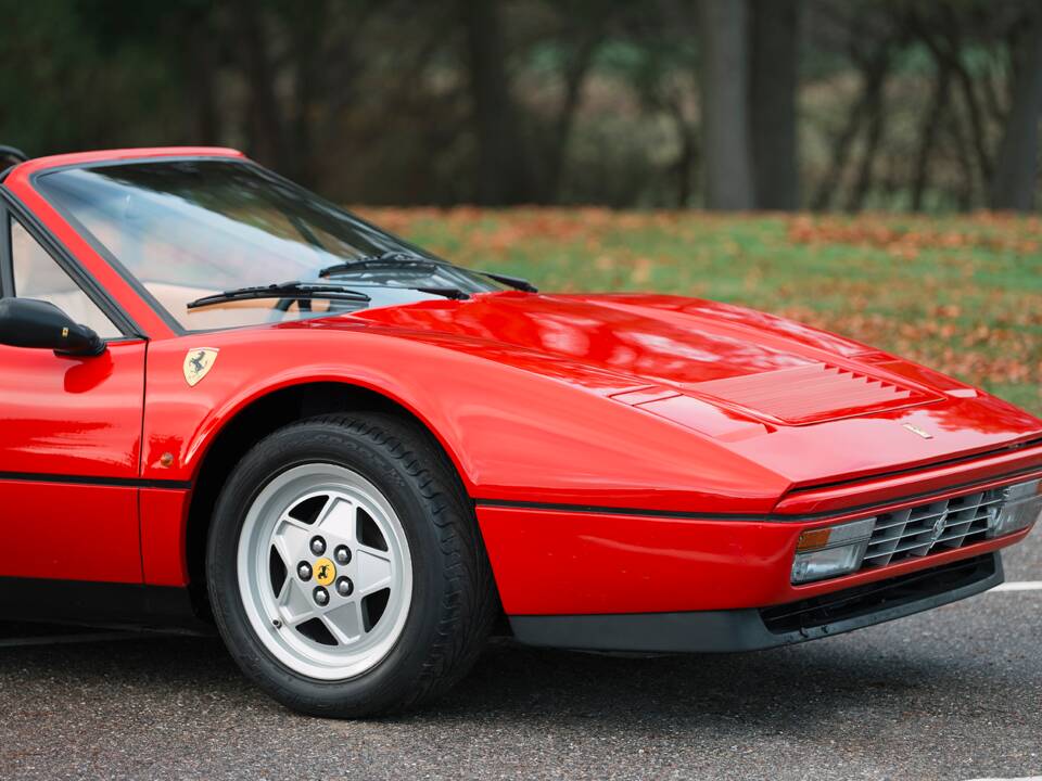 Afbeelding 26/41 van Ferrari 328 GTS (1989)