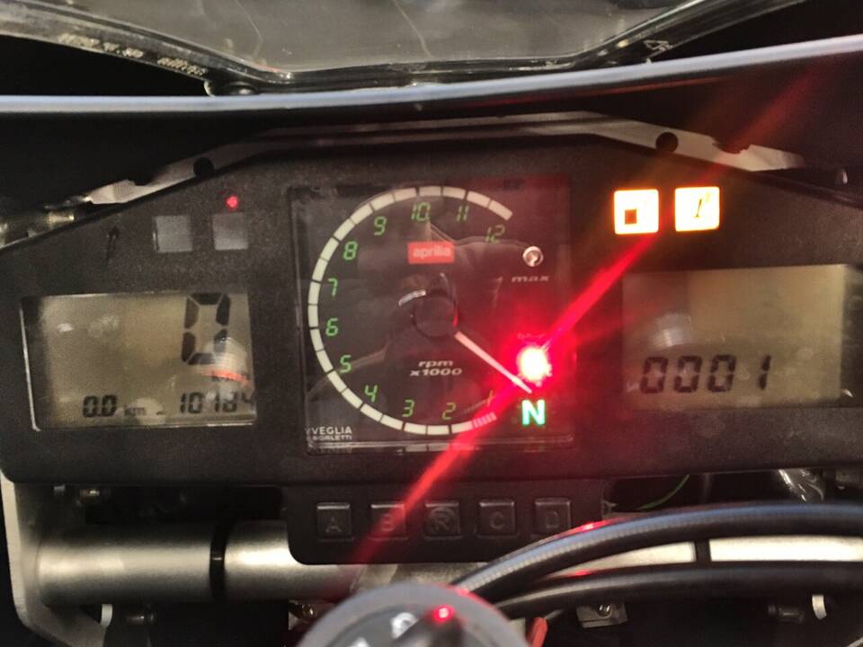 Image 21/32 of Aprilia RSV 1000 R (1999)