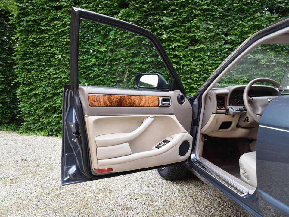 Image 24/40 of Jaguar XJ 6 4.0 Sovereign (1995)