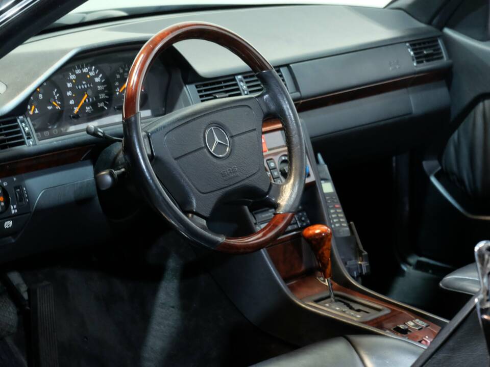 Image 4/30 de Mercedes-Benz E 220 (1995)