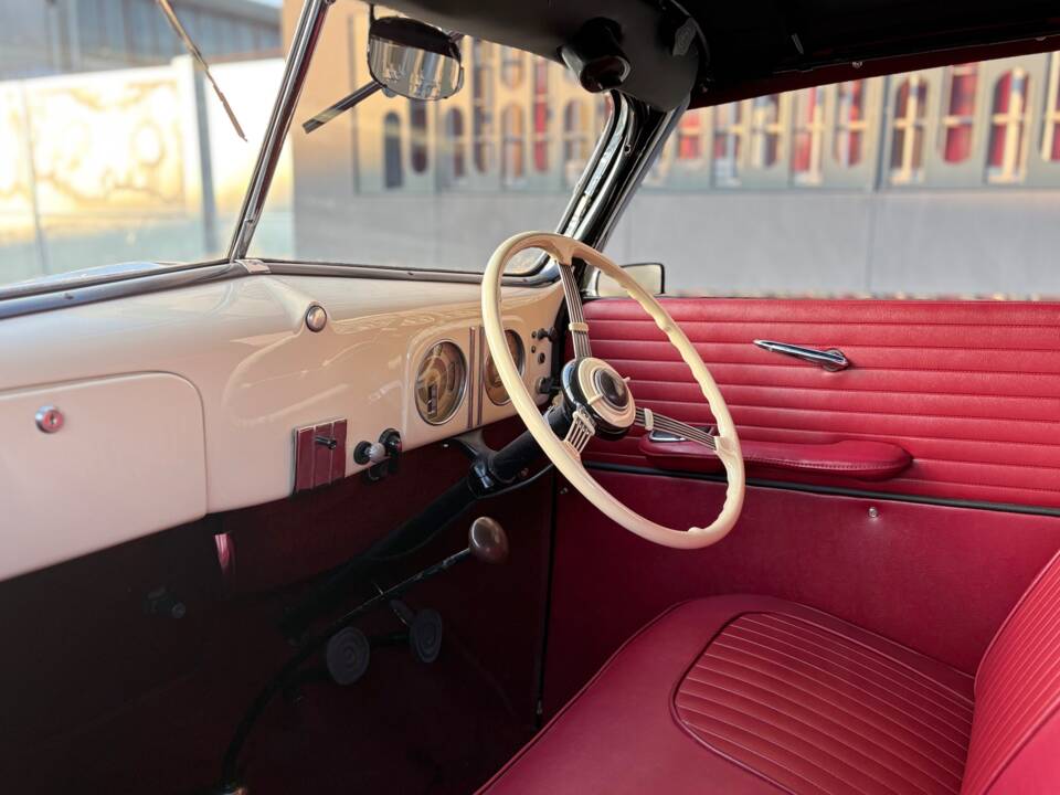 Image 11/26 de Ford V8 Deluxe Club Cabriolet (1937)