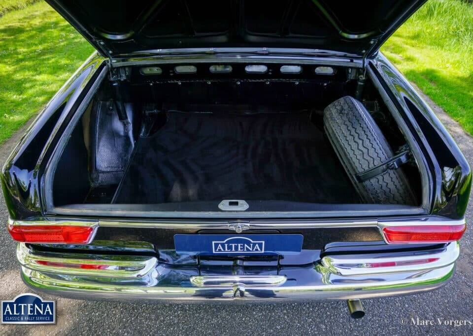Image 50/52 de Mercedes-Benz 220 SE b (1963)