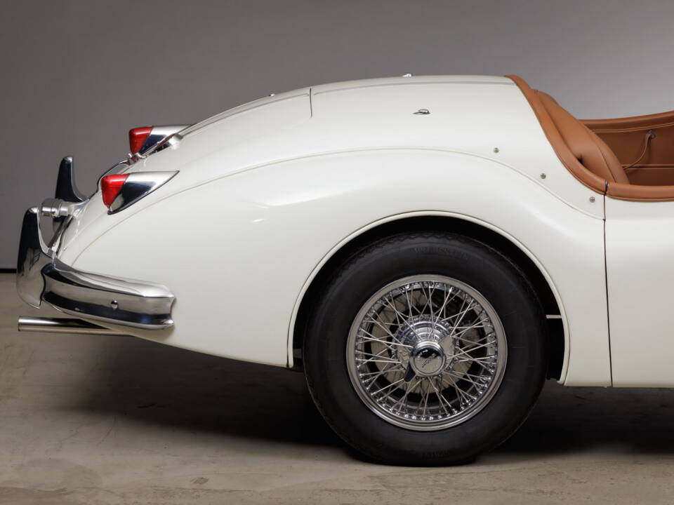 Image 6/39 of Jaguar XK 140 OTS (1954)