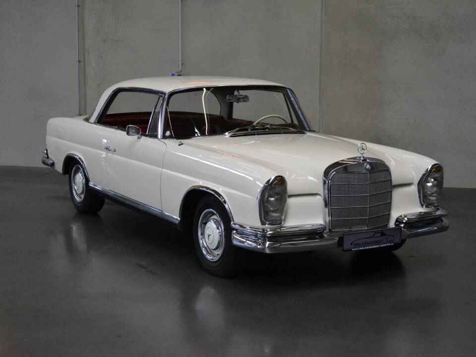 Image 57/61 de Mercedes-Benz 250 SE (1966)