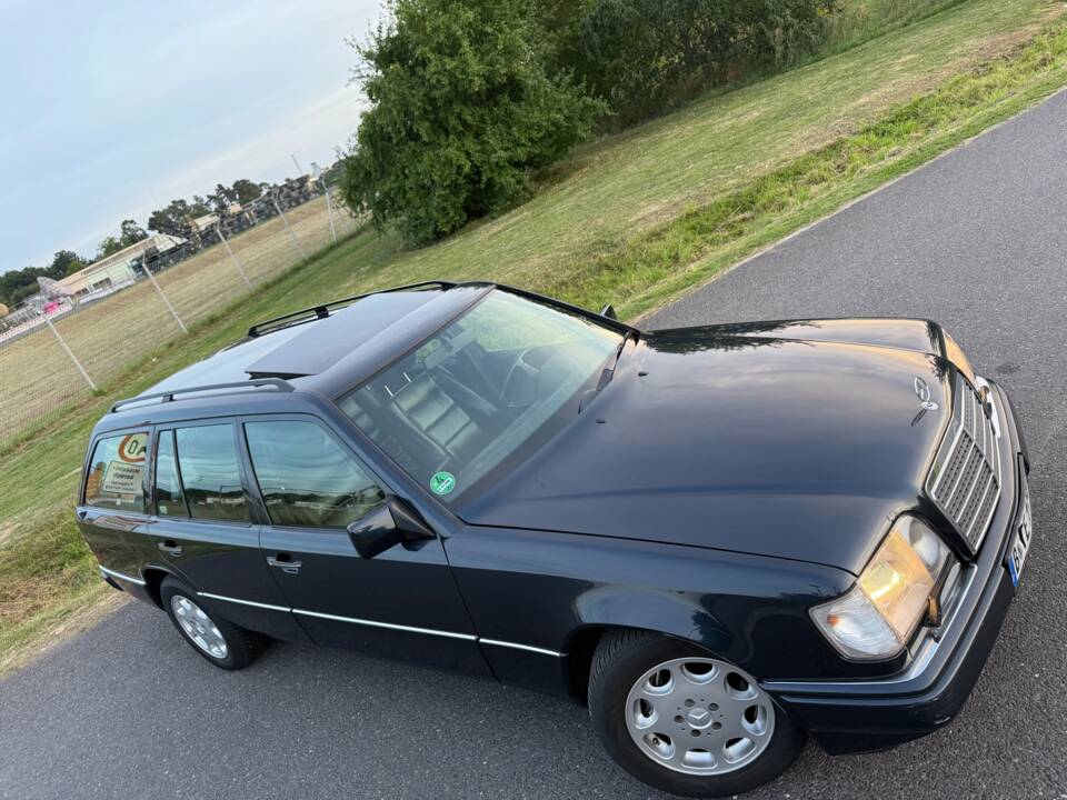 Image 4/24 of Mercedes-Benz E 320 T (1996)