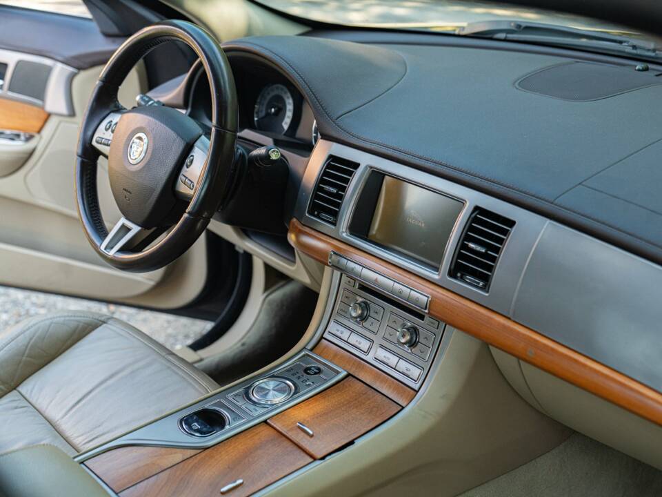 Immagine 23/50 di Jaguar XF 3.0 D-S (2008)