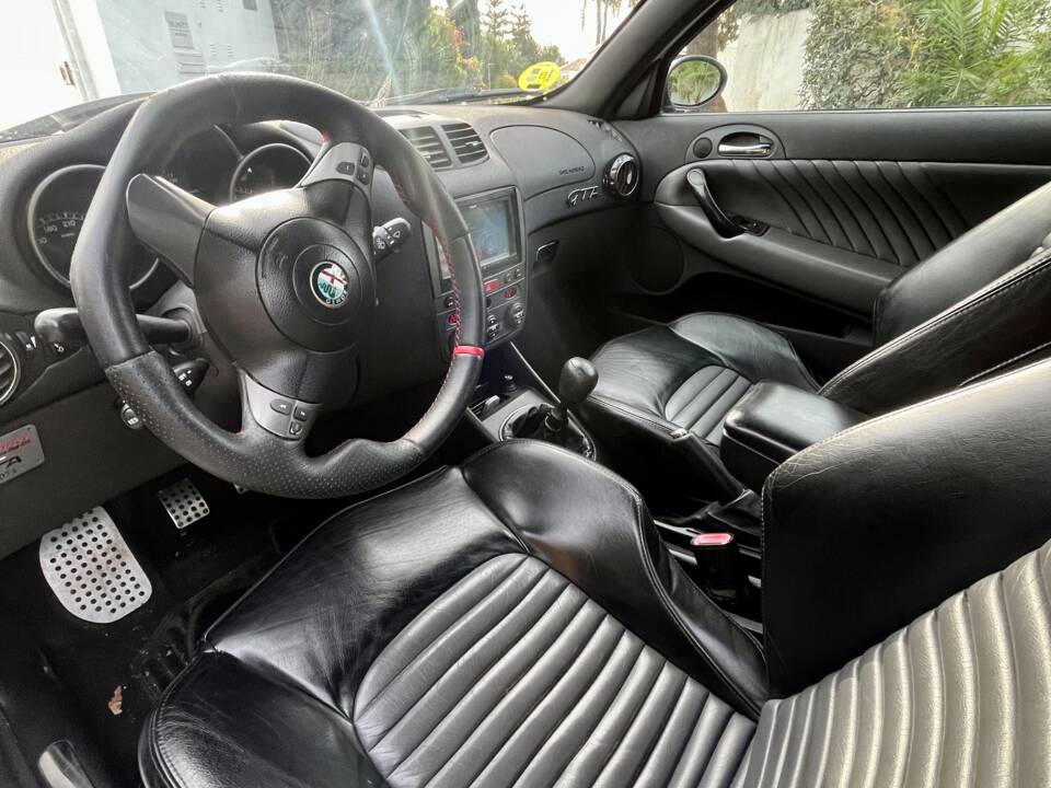 Imagen 7/9 de Alfa Romeo 147 3.2 GTA (2004)
