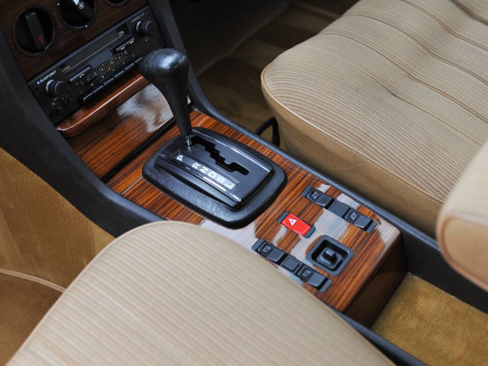 Image 22/33 of Mercedes-Benz 230 CE (1985)