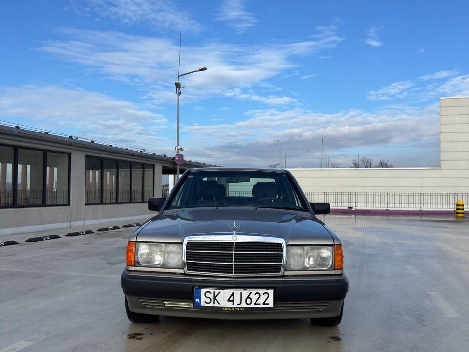 Immagine 2/39 di Mercedes-Benz 190 E 2.6 (1990)
