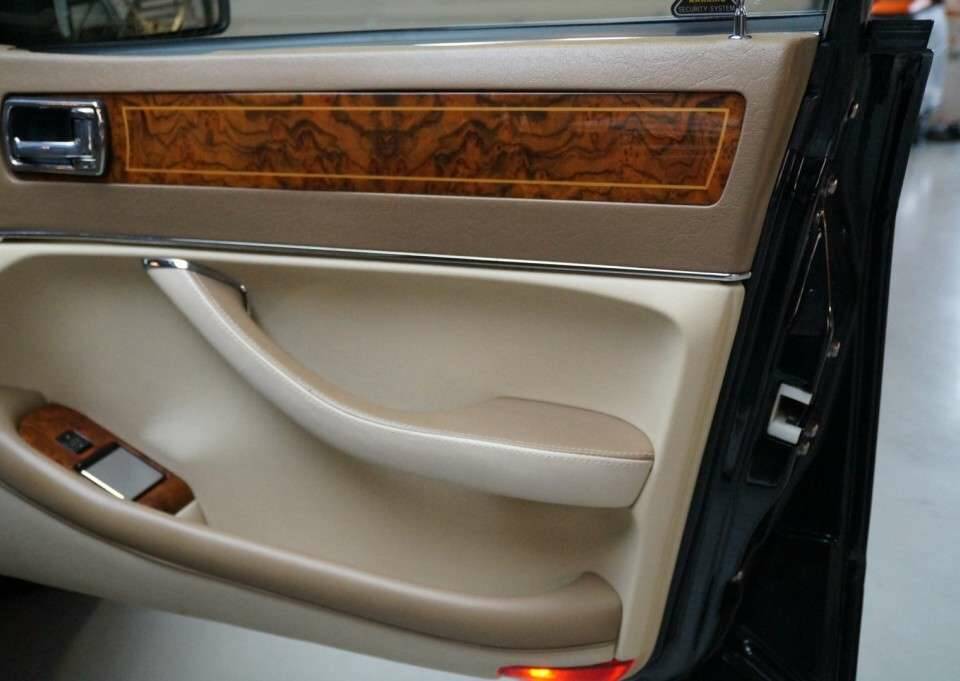 Image 41/47 of Jaguar XJ12 6.0 (1994)