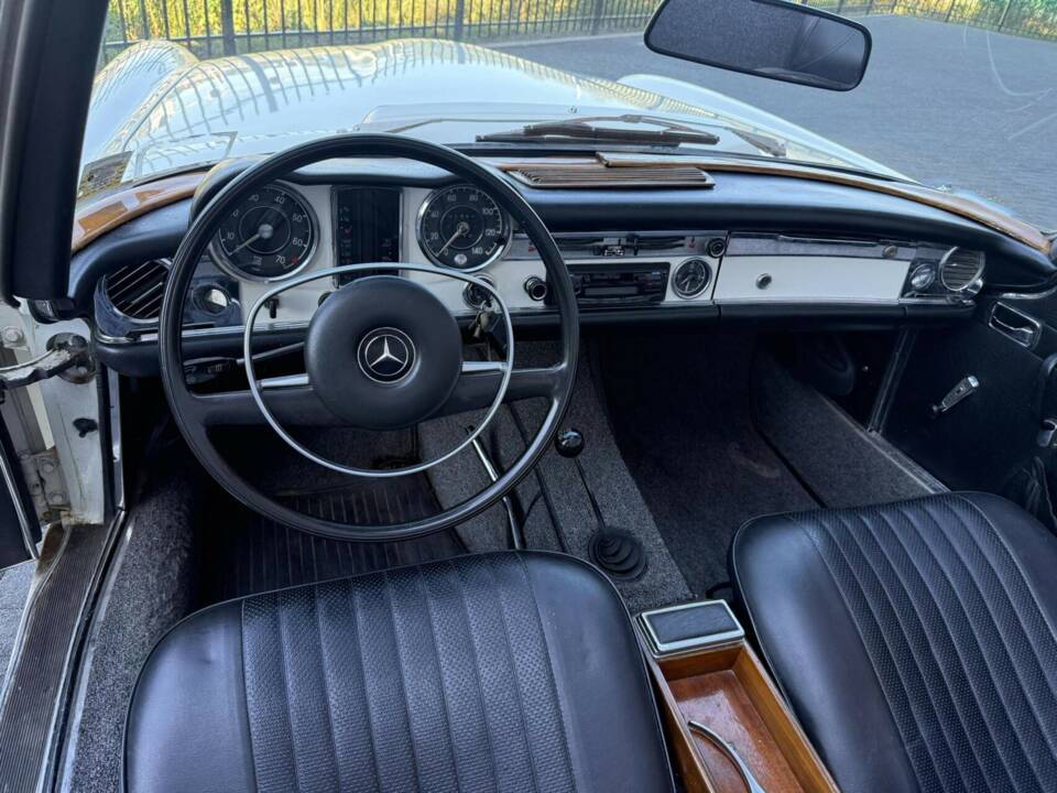 Image 32/50 of Mercedes-Benz 280 SL (1970)