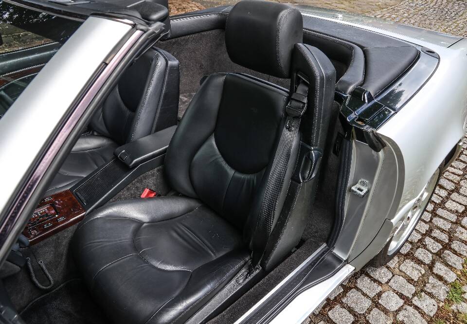 Image 17/37 of Mercedes-Benz SL 320 (2000)