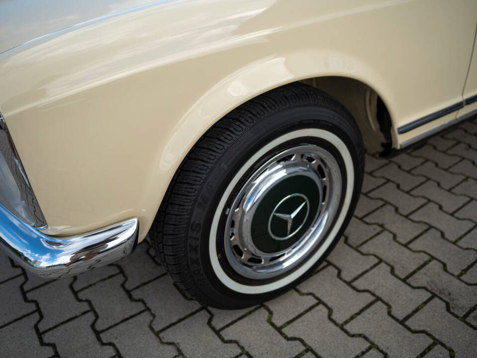 Image 13/97 of Mercedes-Benz 280 SL (1969)