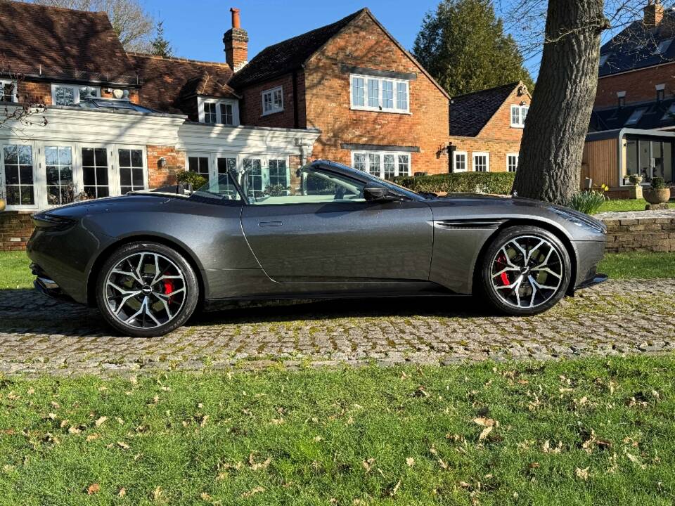 Image 13/40 de Aston Martin DB 11 Volante (2018)