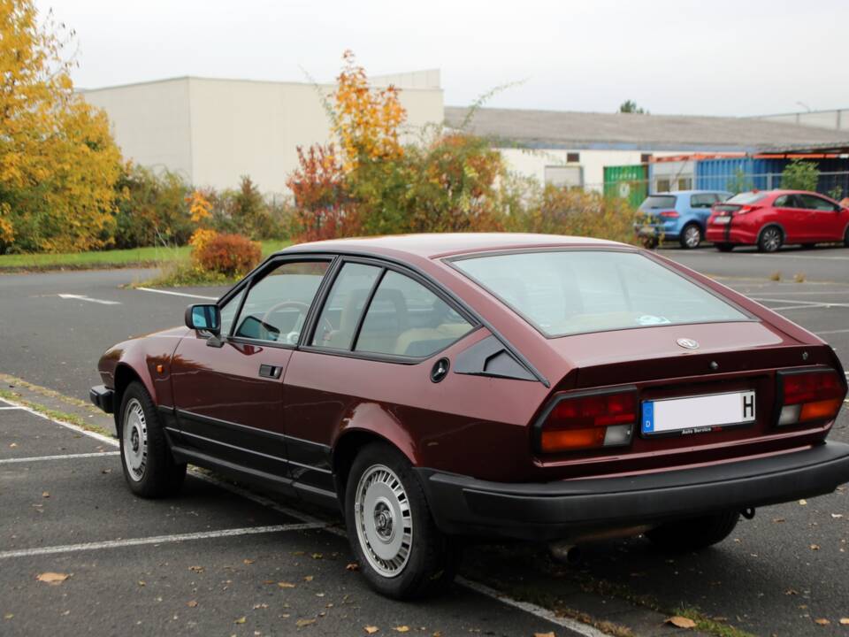 Immagine 5/30 di Alfa Romeo GTV 6 2.5 (1985)