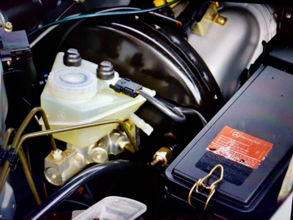 Immagine 8/19 di Mercedes-Benz E 200 (1993)