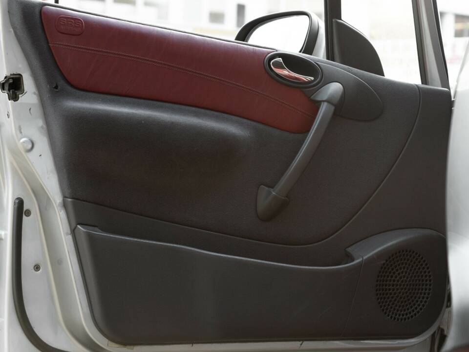 Image 30/41 of Mercedes-Benz A 160 "F1 Häkkinen Edition" (1999)