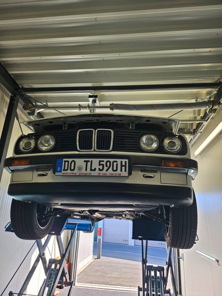Immagine 23/67 di BMW 320i (1990)