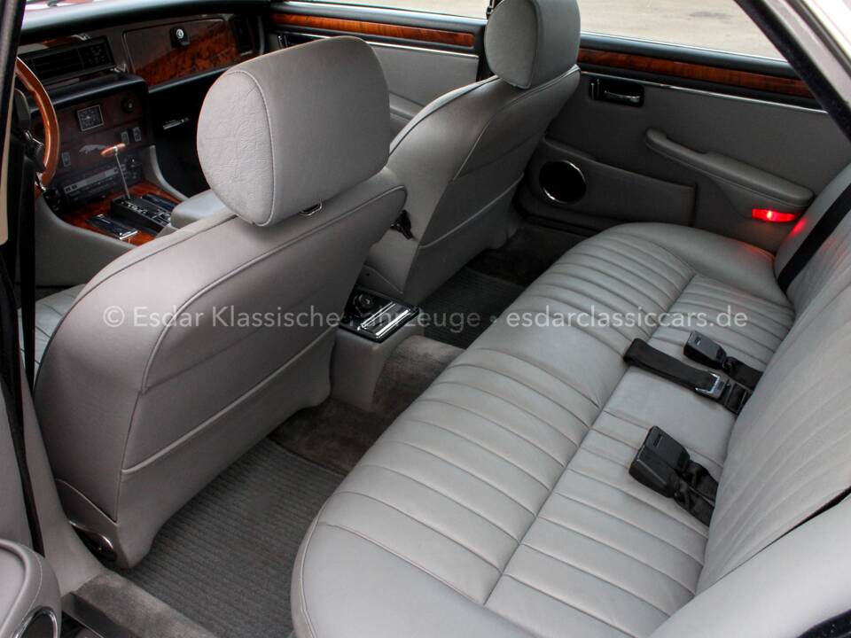 Immagine 22/46 di Jaguar XJ 12 (1986)