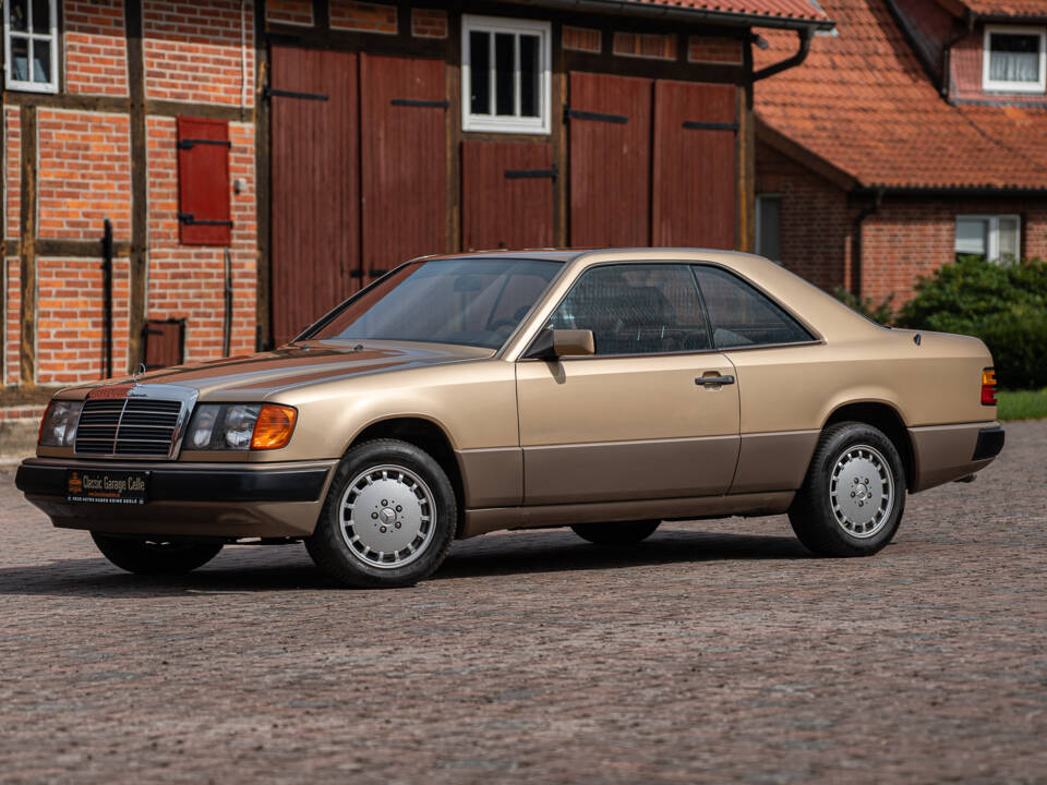 Image 1/40 of Mercedes-Benz 300 CE (1987)