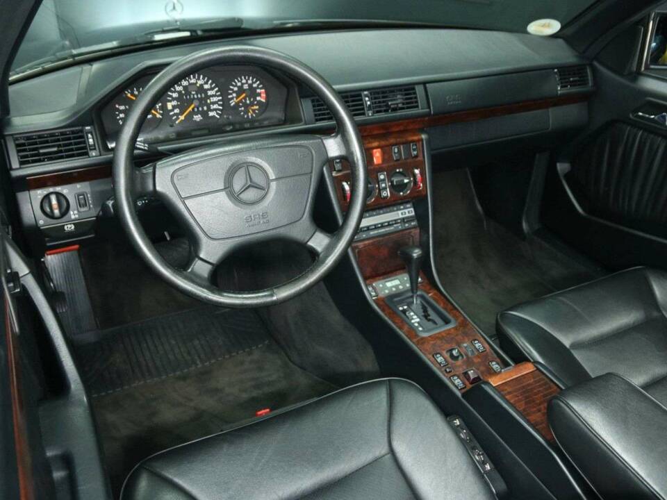 Bild 15/50 von Mercedes-Benz 300 CE-24 3.4 AMG (1993)