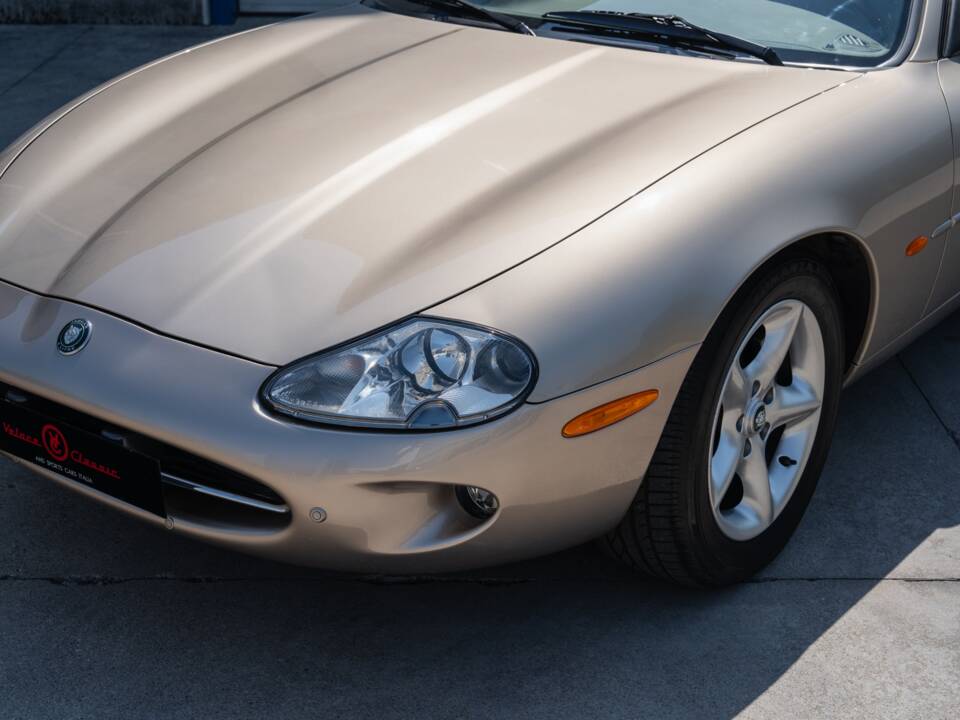 Image 3/91 de Jaguar XK8 4.0 (2000)