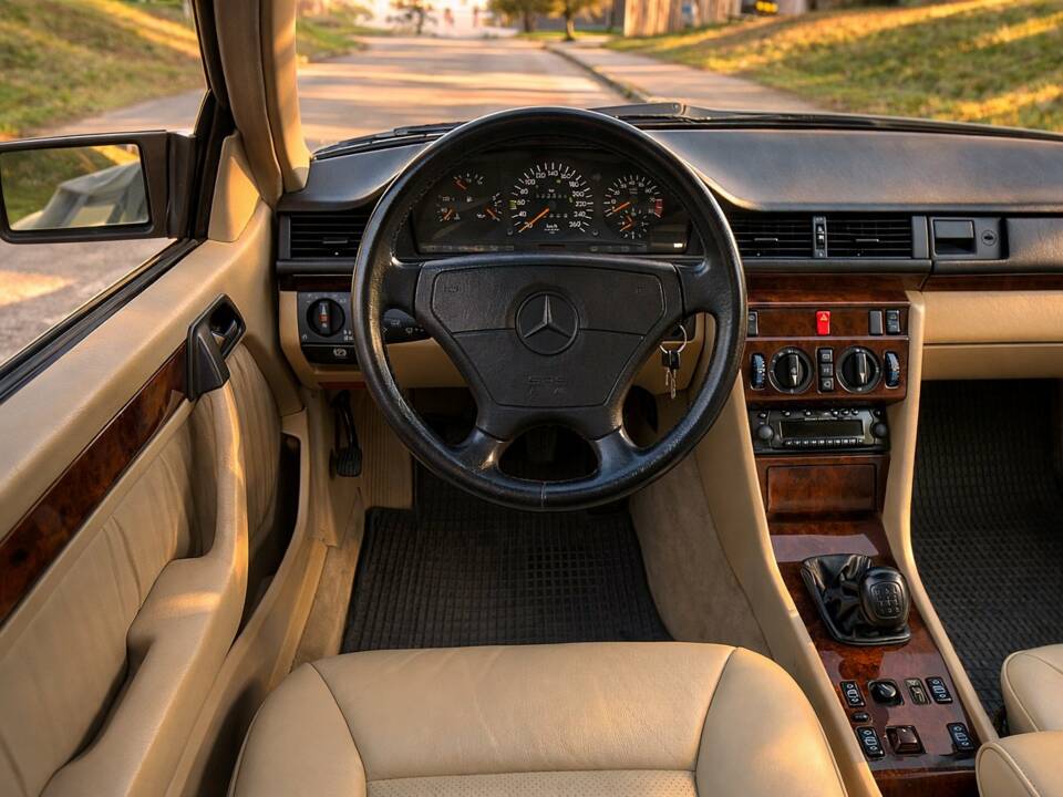 Bild 11/30 von Mercedes-Benz 300 CE-24 (1992)